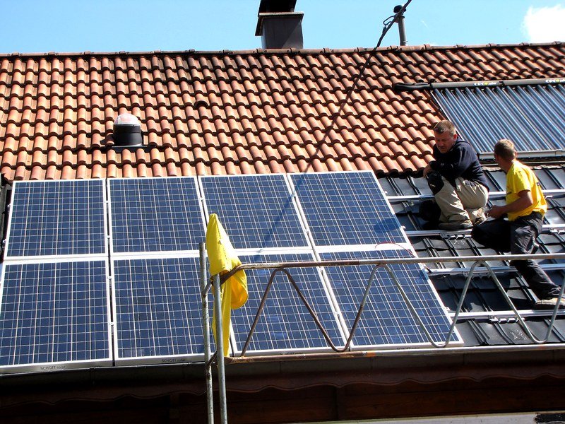 Équipe installateur panneaux solaires SCHOTT Solar 2012 BOMATECH