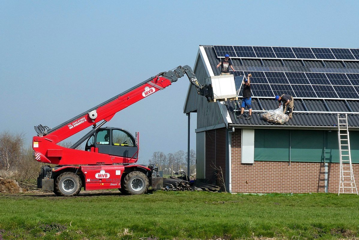 Installation panneaux solaires hangar agricole BOMATECH